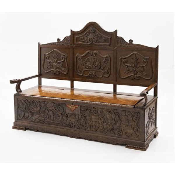Escaño en madera de roble tallada con decoración Estilo Renacimiento.  Época: S. XVIII - S. XIX