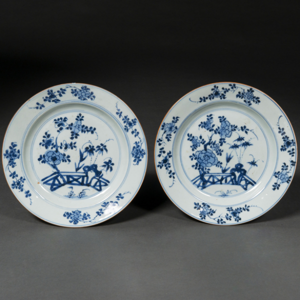 Pareja de platos en porcelana Compañía de Indias azul y blanca dinastía Qing, época Qianlong(1736-95)