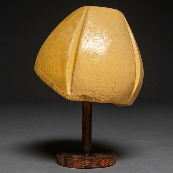 Molde para sombrero realizado en escayola policromada con base de madera. hacia 1920-30