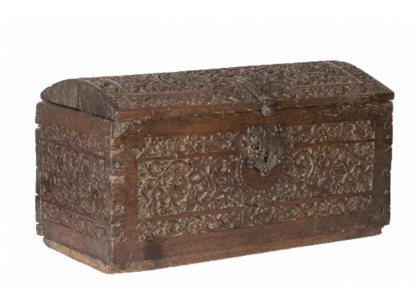 Baúl de madera de cedro tallado. Trabajo mexicano o peruano, S. XVII