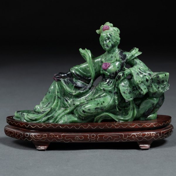 "Guanyin con Pay-Pay" Figura en piedra dura jaspeada en verde y negro. Trabajo Chino, Siglo XX.