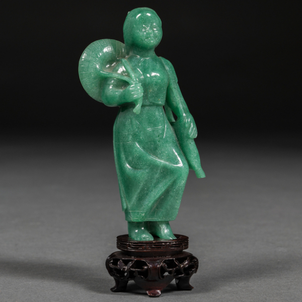 "Dama con sombrero" Figura en china en jadeita. Trabajo Chino, Siglo XX.