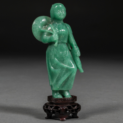 &quot;Dama con sombrero&quot; Figura en china en jadeita. Trabajo Chino, Siglo XX.