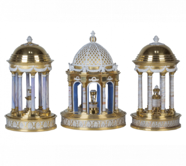 Juego de tres templetes de porcelana esmaltada y dorada y biscuit. Darte Freres, París, h. 1820-30.