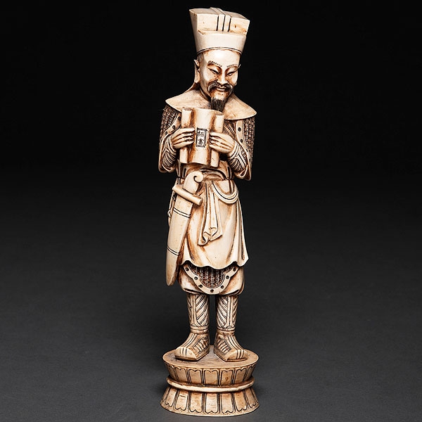 "Anciano Sabio con Espada" Figura escultórica en marfil tallado. Siglo XIX- XX