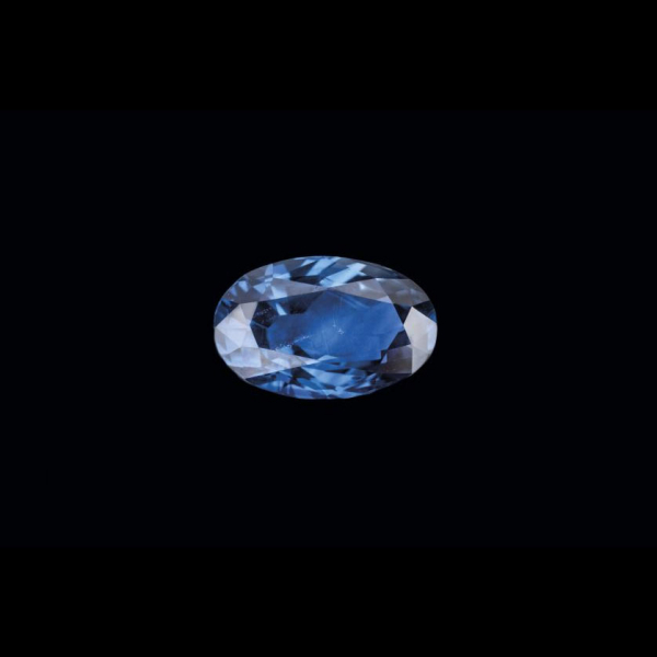 Zafiro azul talla oval de 3,74 cts.