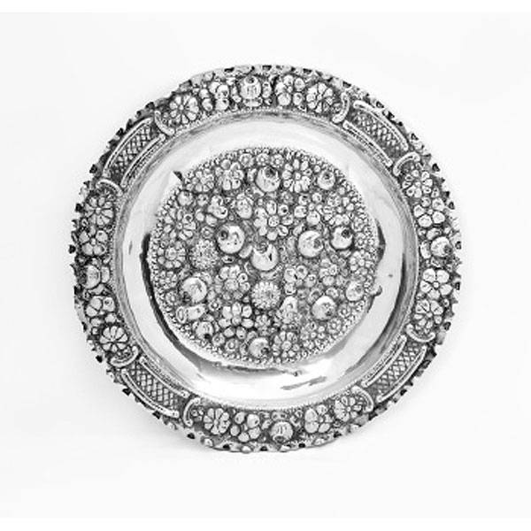 Bandeja redonda en plata con decoración vegetal y flores. Estilo Luis XVI. Marcas de platero. 