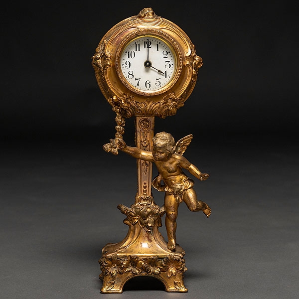 Reloj de sobremesa francés estilo Luís XVI en bronce dorado. Siglo XX
