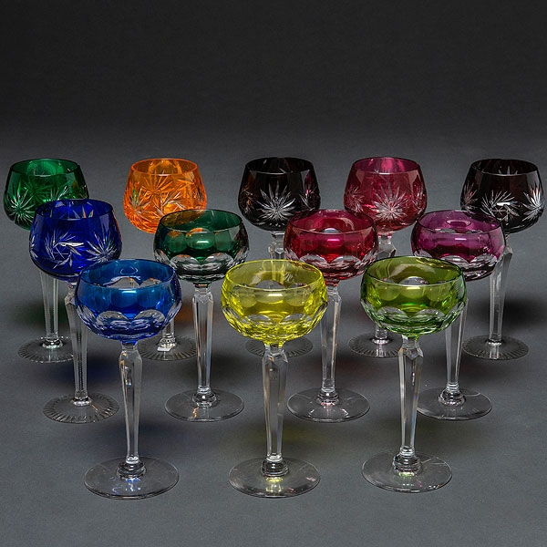 Conjunto de 18 copas en cristal Belga Val Saint Lambert de diversos colores. Siglo XX. 
