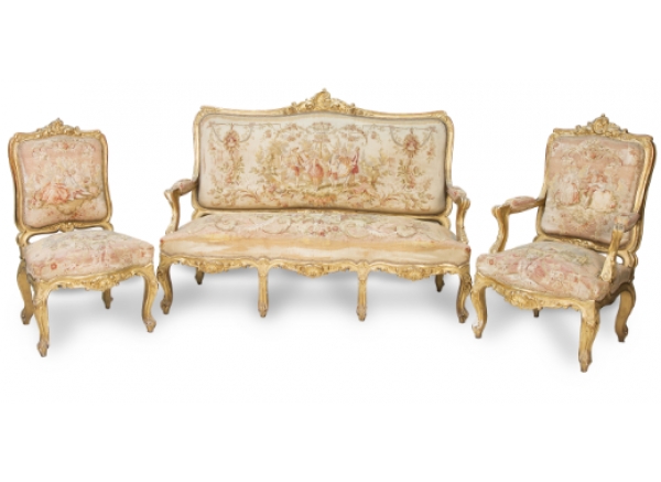 Conjunto de cuatro butacas, una silla y un sofá de estilo Luis XV