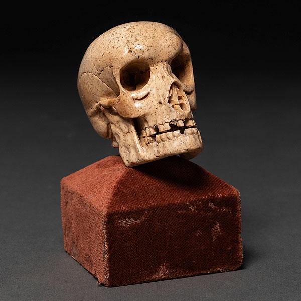 &quot;Cráneo&quot; Figura escultórica de bulto redondo en marfil de morsa. Siglo XX