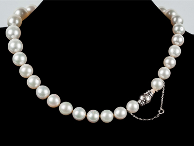 Collar formado por 33 grandes perlas australianas esféricas, de bella piel, en disminución del centro a los extremos, de 15,5 a 11,0 mm.