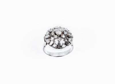 Sortija vintage en montura de platino u oro blanco, con centro en rosetón de diamantes talla brillante 