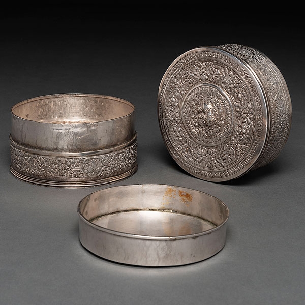 Caja China circular realizada en plata. Trabajo Chino, Siglo XX