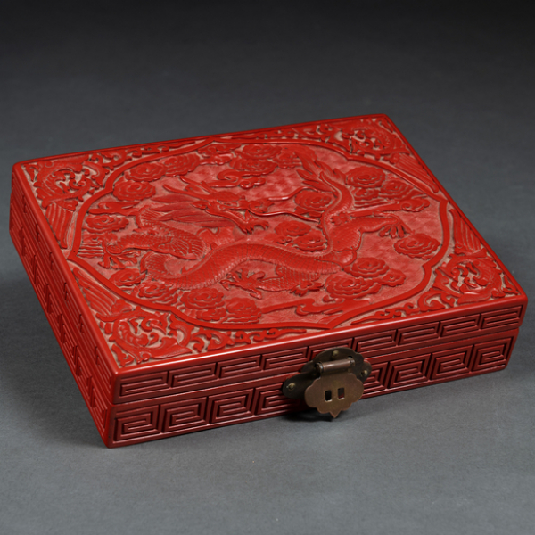 Caja joyero en laca roja color cinabrio. Trabajo Chino, Siglo XX