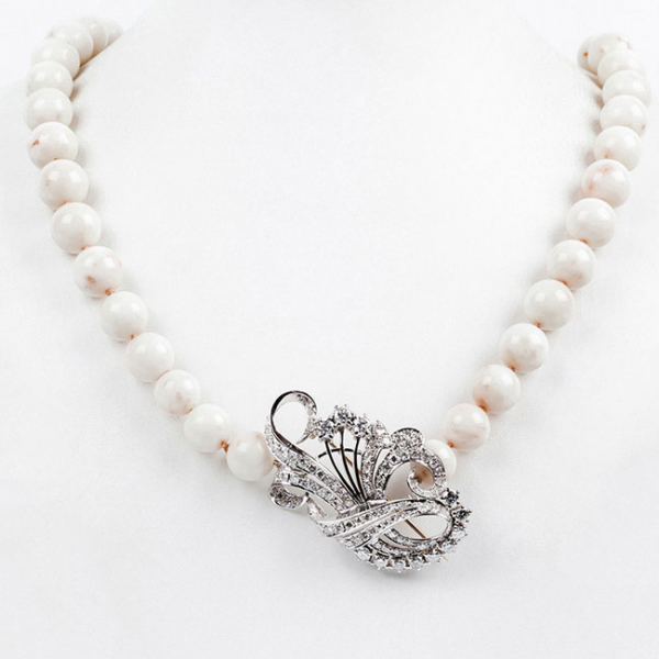 Elegante collar de grandes cuentas de coral 'piel de ángel' con excelente broche-alfiler vintage en oro blanco