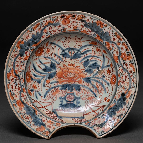 Bacía de barbero en porcelana china de compañía de Indias, influencia Imari. Siglo XVIII