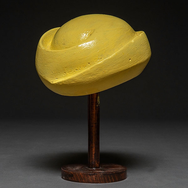 Molde para sombrero realizado en escayola policromada con base de madera. hacia 1920-30