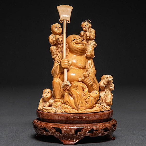 "Ho Shang con Niños" Grupo escultórico en marfil tallado. Trabajo Chino, Primer tercio del siglo XX