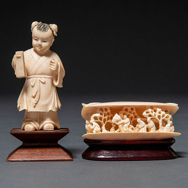 Conjunto de dos figuras chinas en marfil tallado. Siglo XIX-XX