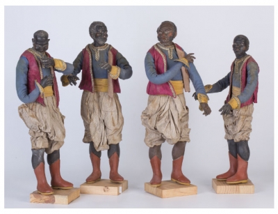 Cuatro figuras de personajes negros