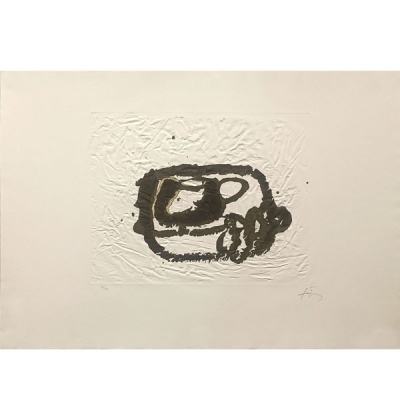 Antoni Tàpies Puig  Aparicions 7 (1982). aguatinta en tinta negra con relieve sobre papel Guarro.
