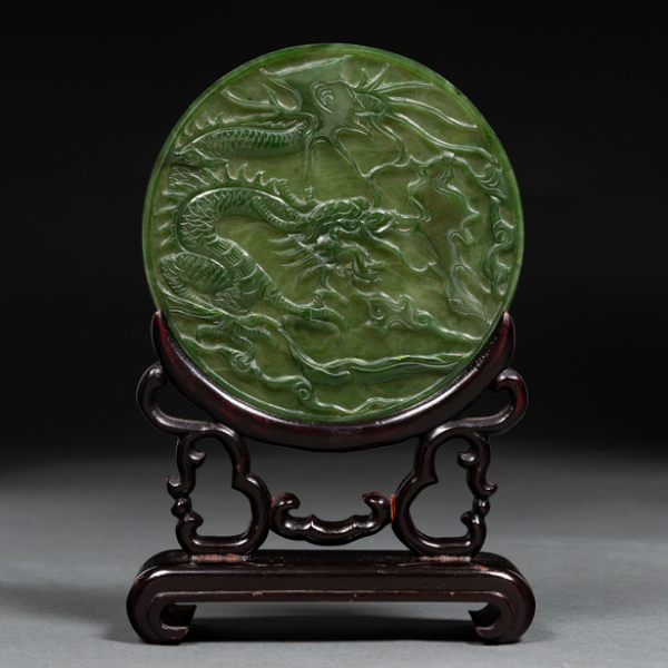 Biombo de mesa chino con placa circular en jade verde color espinaca. Trabajo Chino, Siglo XX