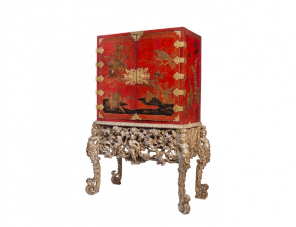 Cabinet de madera lacada de rojo Trabajo inglés siglo XVIII