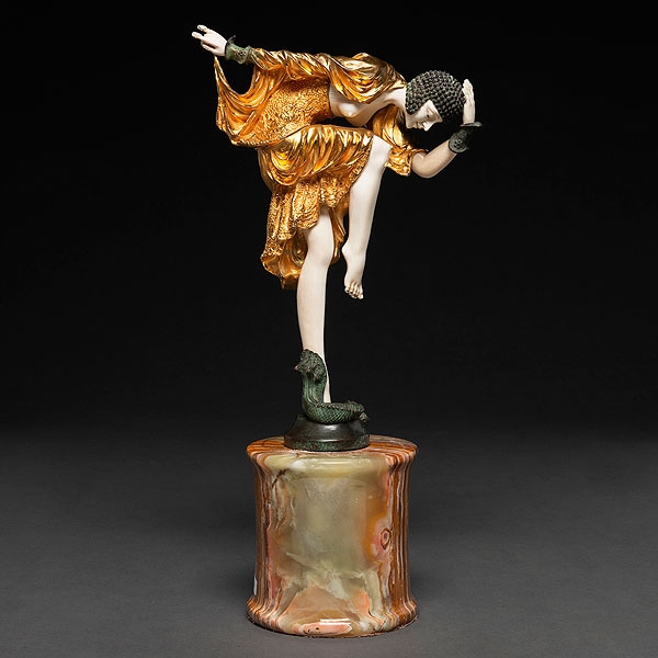 "Danza de Ankara" Figura crisolefantina realizada en bronce dorado con aplicaciones en marfil tallado, siguiendo modelos de Claire Colinet(1885-1950)