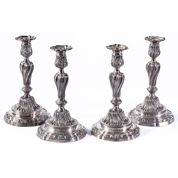 Conjunto de cuatro candeleros de bronce plateado 