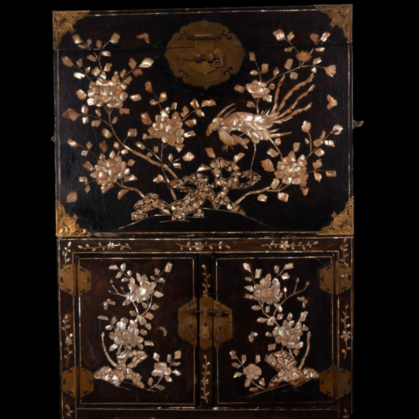Precioso Cabinet Japones William & Mary en laca y madreperla del siglo XVII. 