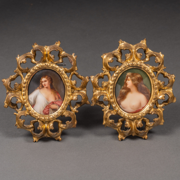 Conjunto de dos esmaltes de mujeres en porcelana checoslovaca con marcos de madera tallada y dorada.