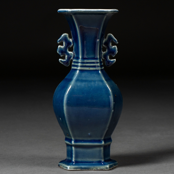 Jarrón en porcelana china color azul del siglo XIX-XX