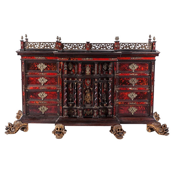 Bargueño español de carey, madera de nogal, madera ebonizada y bronces aplicados, época Carlos II, ffs. S.XVII. 