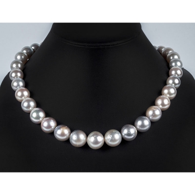 Hilo de collar &#039;chocker&#039; formado por 39 grandes perlas australianas