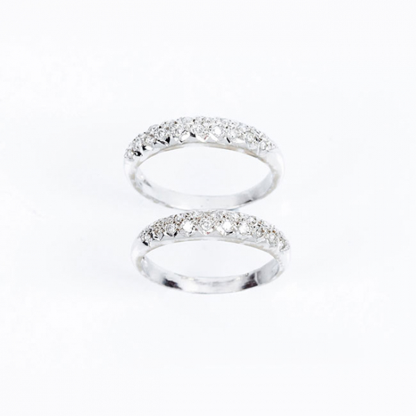Pareja de anillos en oro blanco con motivo central de limpios y blancos diamantes, talla brillante en pavé.