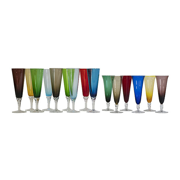 Conjunto de quince copas en cristal de Murano de dos alturas en tonalidades variadas con el tallo translúcido en "retortoli", c.1950.