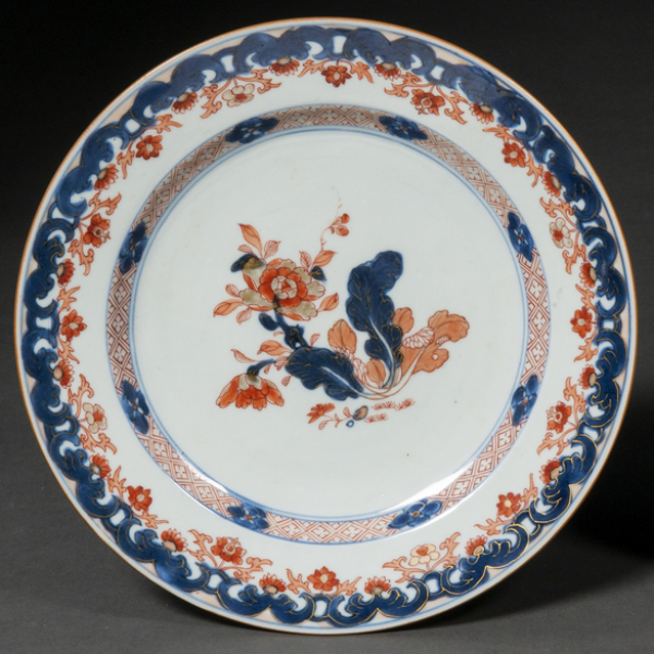 Plato en porcelana china de la Compañía de Indias, decoración tipo Imari. Dinastia Qing, época Qianlong(1736-95)