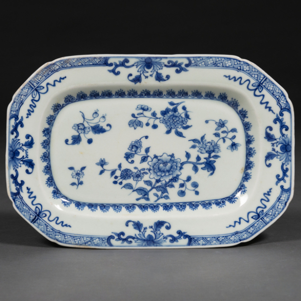 Fuente ochavada en porcelana de Compañía de Indias azul y blanco. Dinastia Qing, época Qianlong(1736-95)