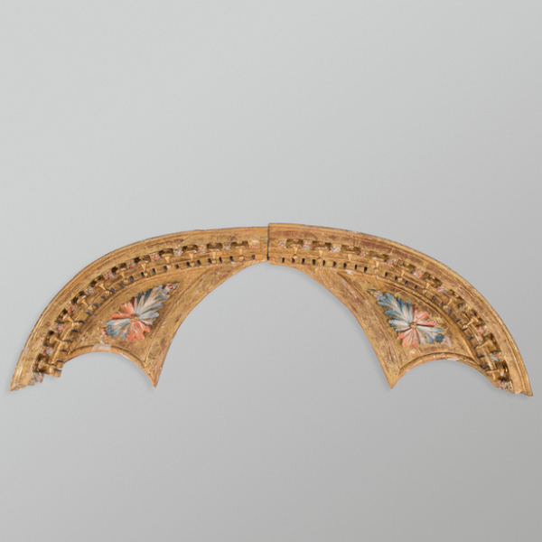 Tímpano compuesto por dos fragmentos en madera tallada y policromada. Trabajo Española, Siglo XVIII