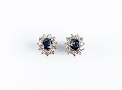 Pendientes en rosetón con centro de zafiro fino azul, oval, y orla en fila de limpios y blancos diamantes talla brillante 