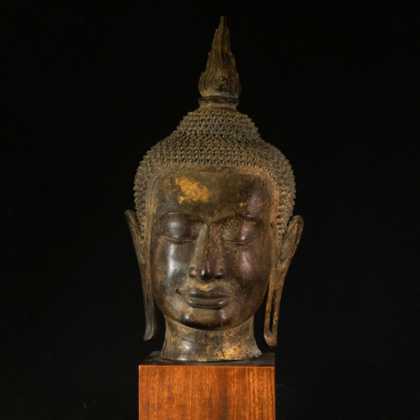 Gran Cabeza de Buda en bronce dorado, Camboya, siglo XVII. 