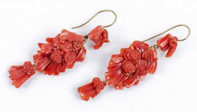 Bellos pendientes italianos largos, vintage, con motivos de flores y hojitas tallados en coral rojo formando tres cuerpos con movimiento.