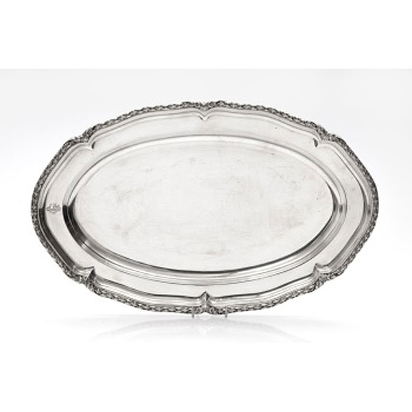 Fuente oval en plata con decoración vegetal. Estilo Luis XVI. Marcas del platero Anitua.  Época: S. XX