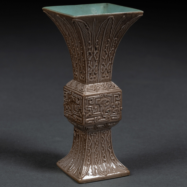 Jarrón de altar en porcelana china siguiendo modelos arcaicos. Trabajo Chino, Siglo XX