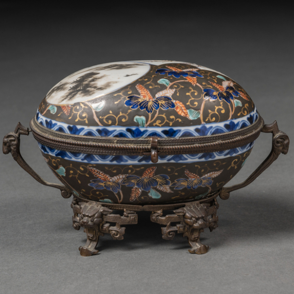 Caja en porcelana japonesa con aplicaciones en bronce del siglo XIX