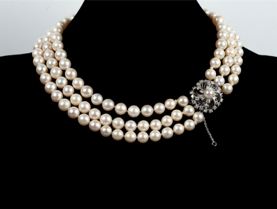 Collar-gargantilla vintage de tres filas de perlas cultivadas japonesas dispuestas de manera escalonada (9 mm.)