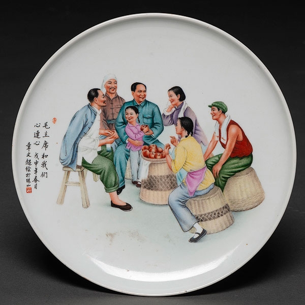 "Niña vendiendo manzanas" Plato en porcelana china. Trabajo Chino, Siglo XX