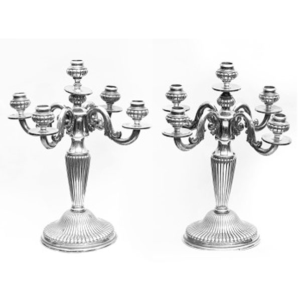 Pareja de candelabros de 5 brazos en plata. Estilo Luis XVI.  Época: S. XX