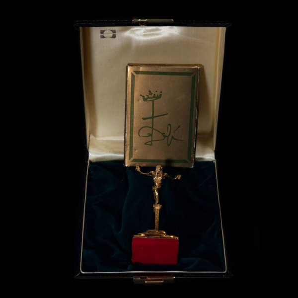 Salvador Dalí (Figueras, 1904 - Figueras, 1989), San Juan de la Cruz en oro macizo de 18k, con certificado de autor y caja original. 